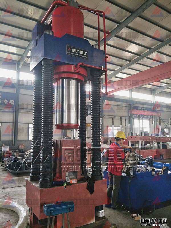 630噸四柱鐵屑?jí)簤K機(jī)車間