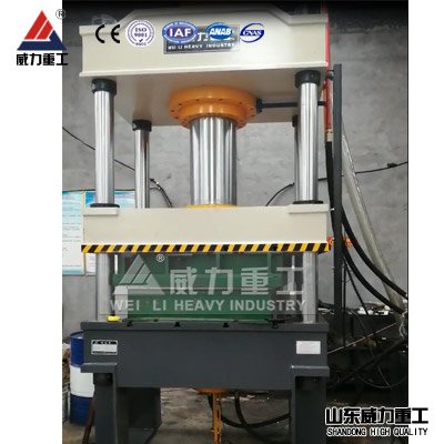 <b>水箱成型油壓機客戶投入生產(chǎn)</b>