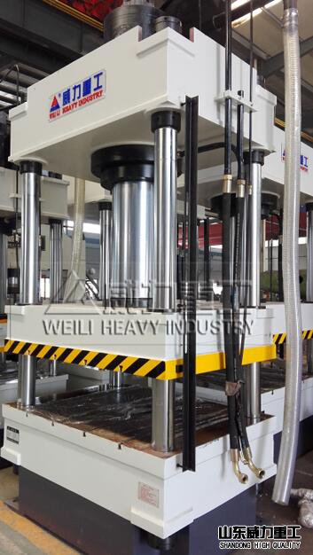 315噸四柱液壓機車間