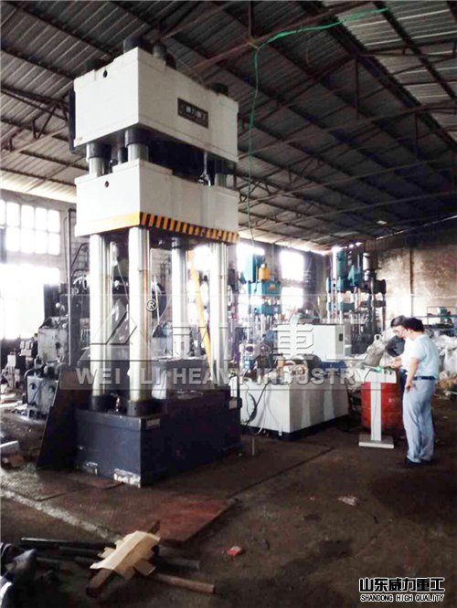 1000噸三梁四柱液壓機客戶現場