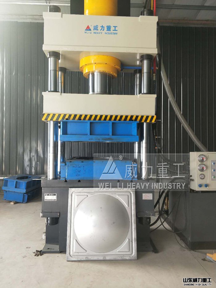 500噸液壓機帶水箱模具