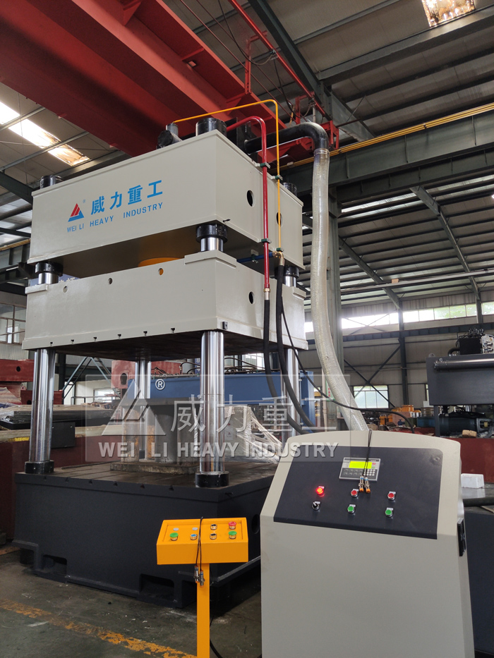 山東威力重工液壓機(jī)加工車間