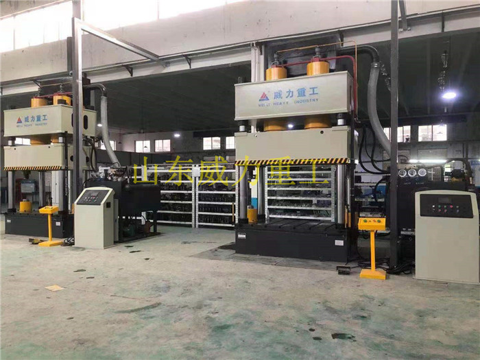 復(fù)合材料模壓成型液壓機(jī)客戶使用車間