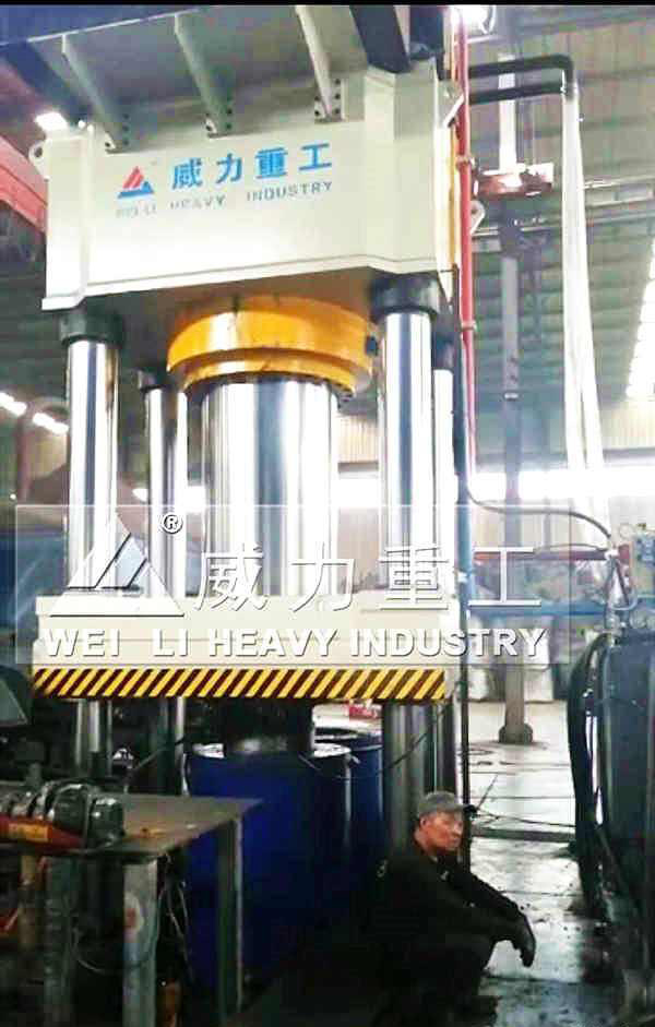 山東威力重工坩堝成型四柱液壓機